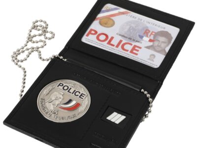 PORTE-CARTES AVEC EMPLACEMENTS GRADE ET MÉDAILLE (AVEC CHAINE)